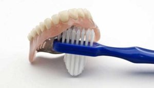  чистить зубные протезы