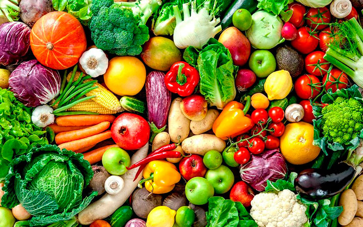 При повышенном холестерине овощи и фрукты разрешены все