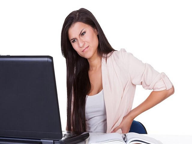 Женщина сидит за компьютером