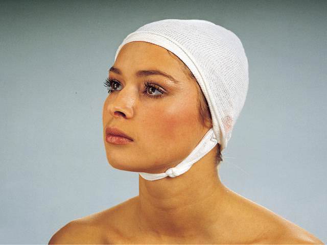 Женщина с повязкой на голове