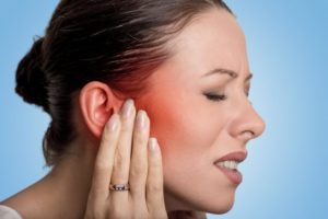 Почему появляется боль в челюсти возле уха и лечение
