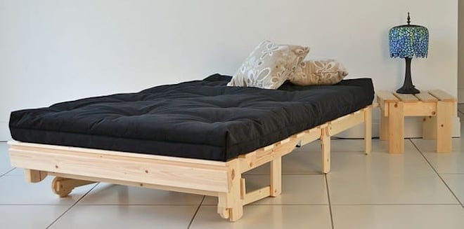 Кровать с плотным матрасом