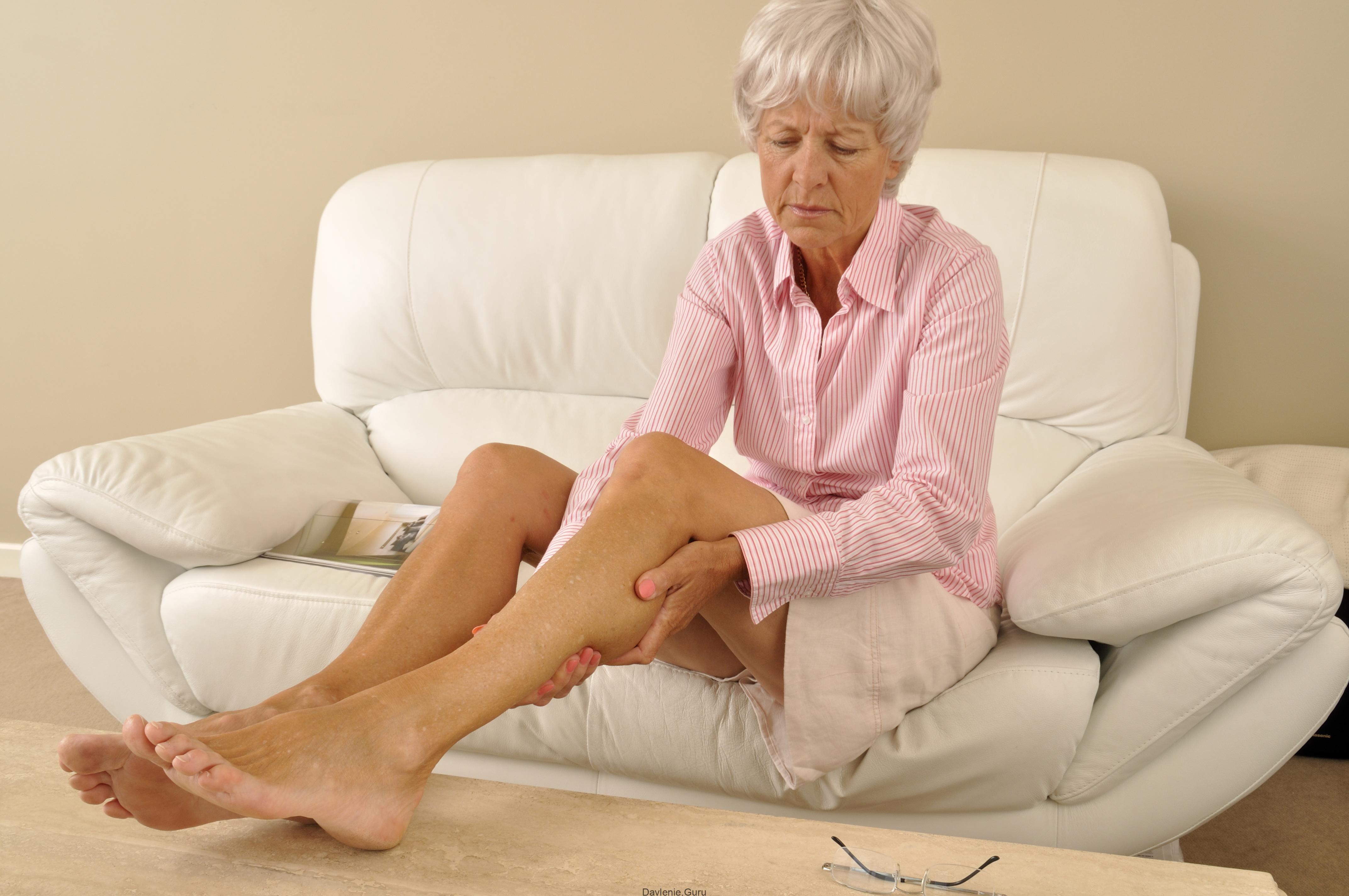 Лечение отечности ног у пожилых. Ступни пожилых женщин. Ноги в старческом возрасте.