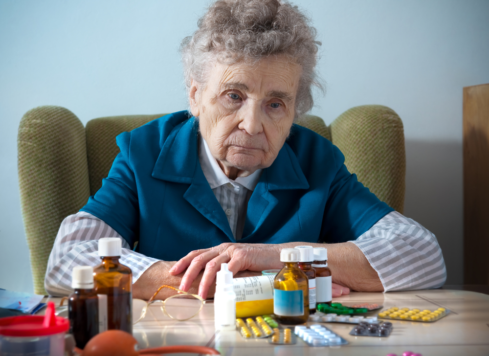 Пожилые пациенты пьют лекарства