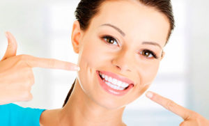 Как провести отбеливание зубов в домашних условиях