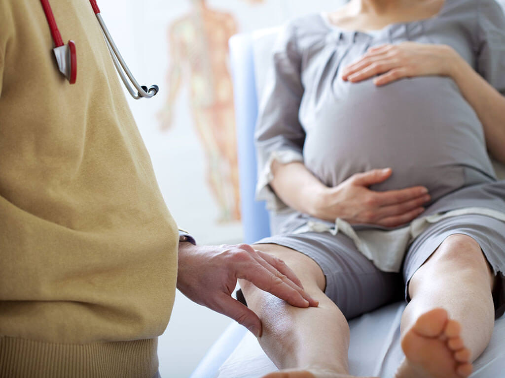 Почему во время беременности болят колени