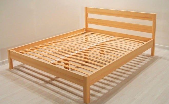 Деревянный каркас двуспальной кровати
