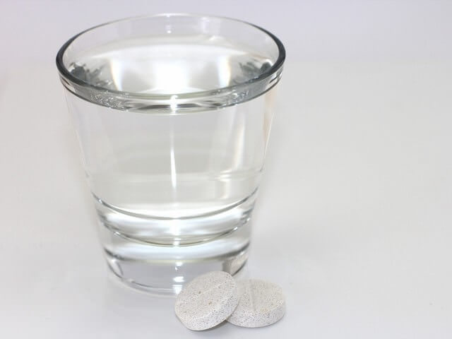 Таблетки и стакан воды