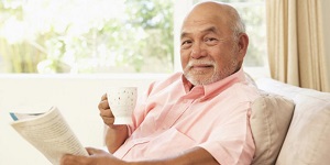 Мужчина пьет чай с чабрецом